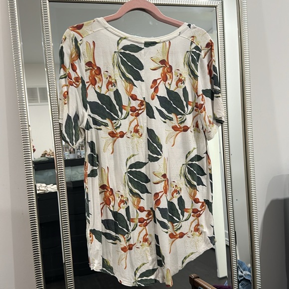 Babaton Aritzia tee, super soft with cute tropical Hawaiian floral print - Picture 3 of 3